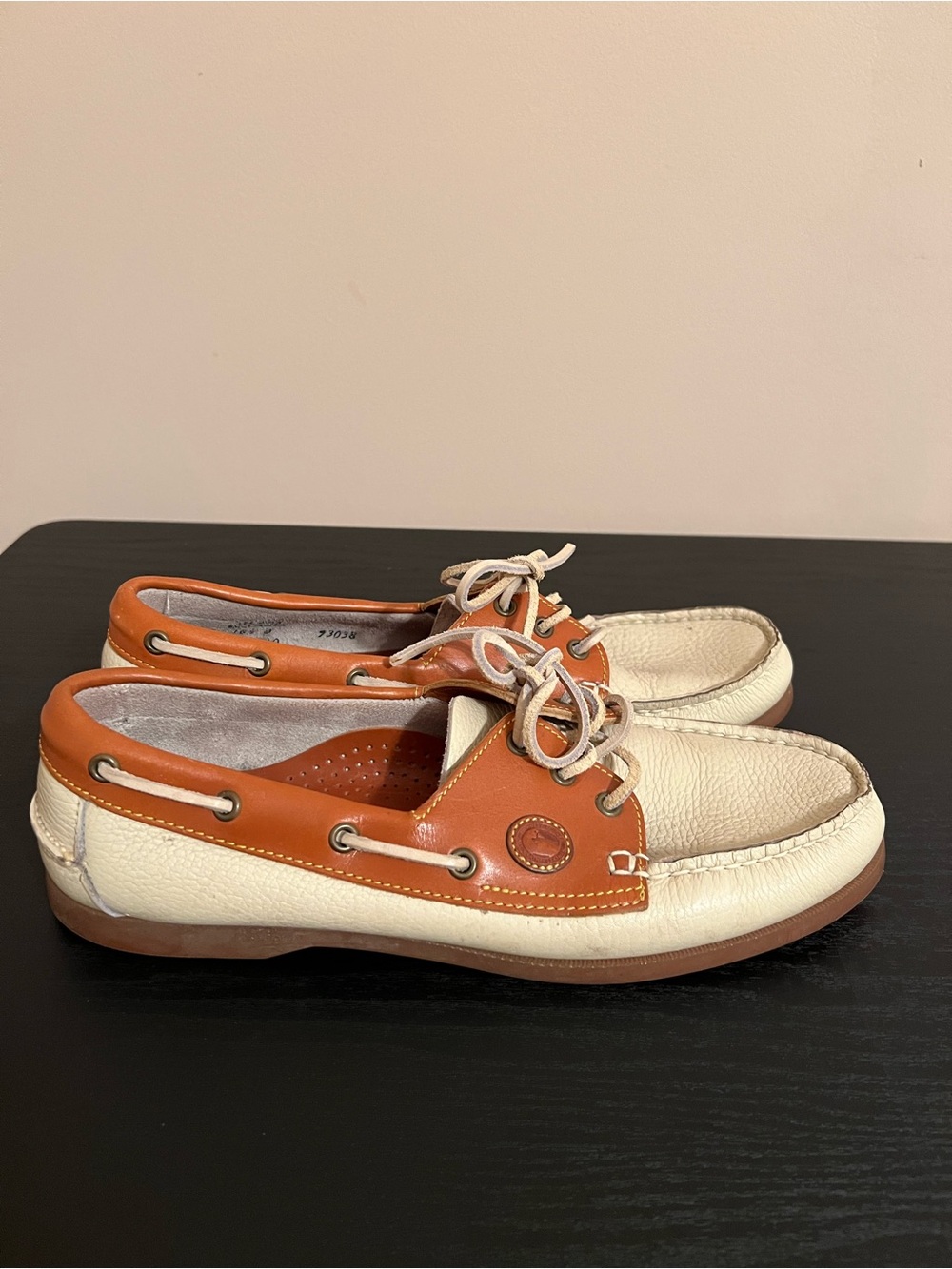 Dooney & Bourke Regatta classic boat shoes sz 10.5
Shoes in excellent condition
